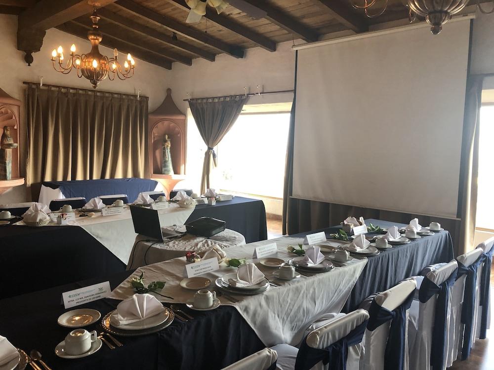 Villa San Jose Hotel & Suites Морелия Экстерьер фото